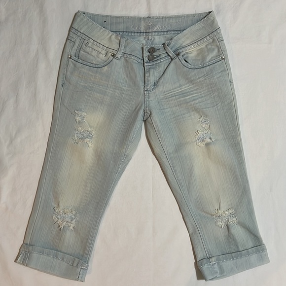 Almost Famous Distressed Style Light Wash Denim Capri with pockets - Picture 2 of 4
